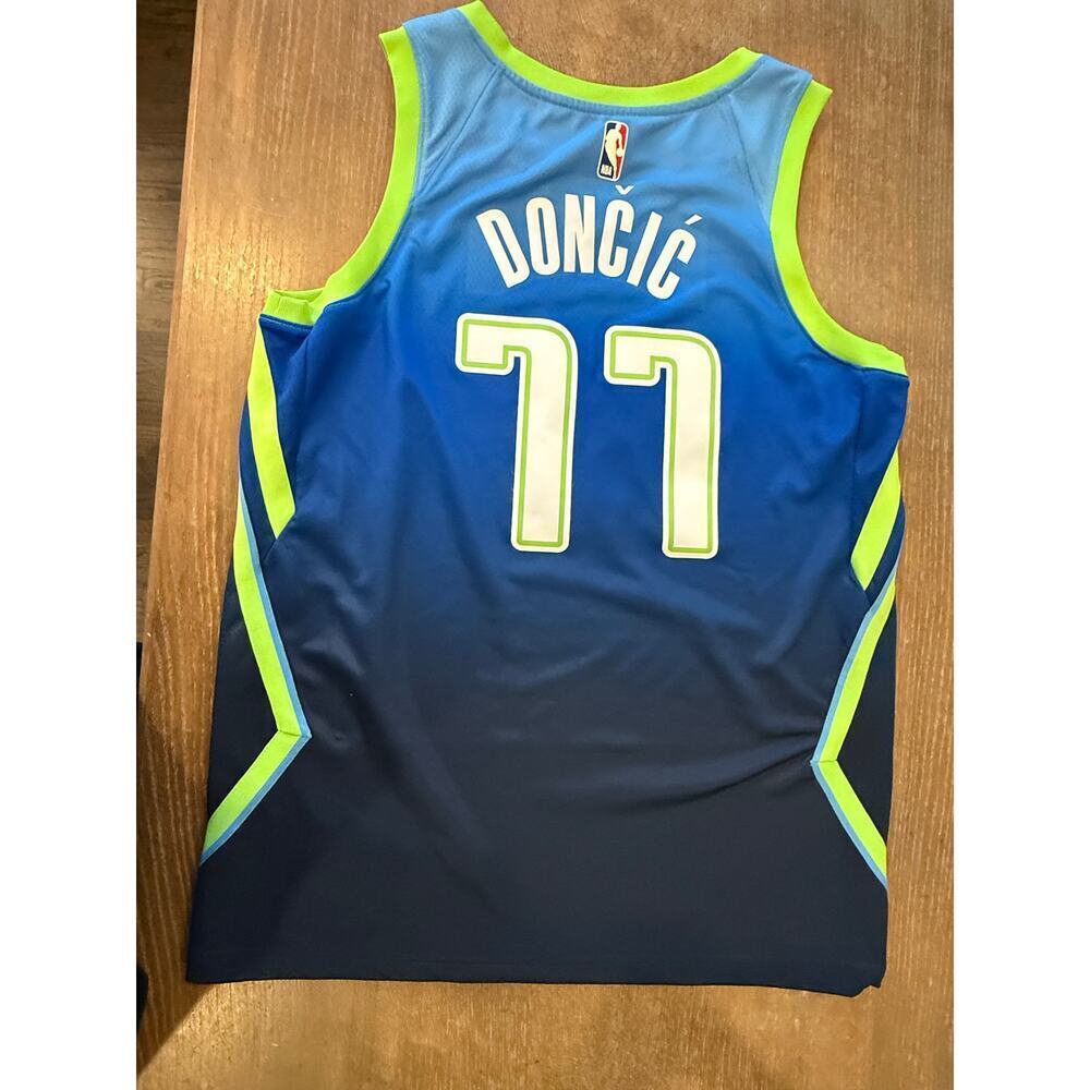 Nike Dri Fit NBA Luka Doncic #77 Basketball Jersey size 48 L City Jersey - Picture 2 of 6